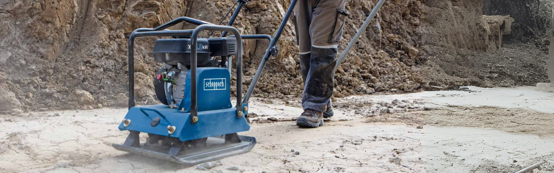 Rüttelplatte auf Baustelle von Person Bedient